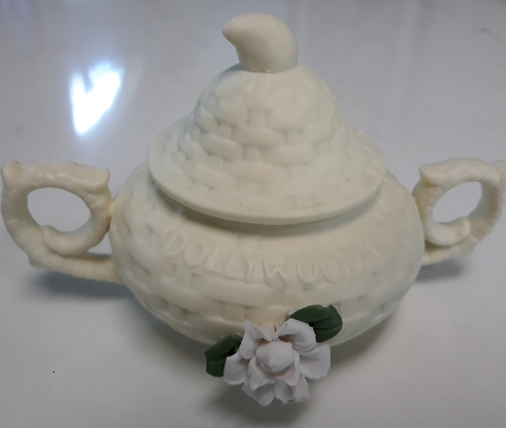 Dollywood Basket Weave Design lidded Teapot